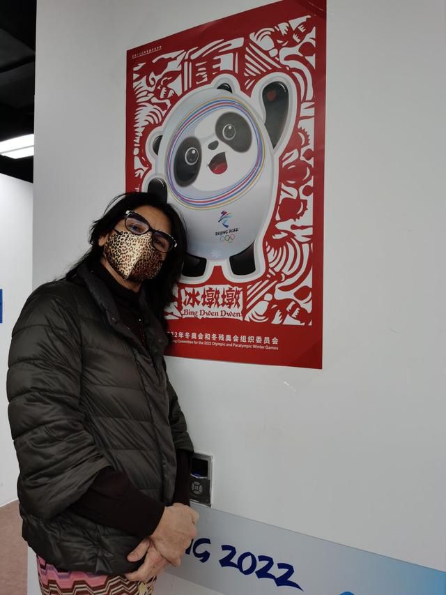 可一旦开伞了，霎时间就会释放出一个硕大的降落伞，那样的话，目标一下子会放大十几倍甚至几十倍。